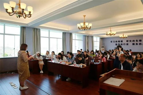 社區(qū)來了洋志愿者，藝術(shù)培訓(xùn)與公益教育共譜和諧篇章