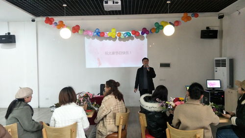 漢陰縣平梁鎮(zhèn)中心小學(xué)舉辦“三八”節(jié)教職工藝術(shù)插花活動，探討與營利性民辦藝術(shù)培訓(xùn)的差異